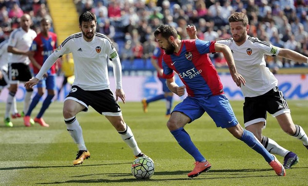 Barragan (L) in action for former club Valencia. EFE