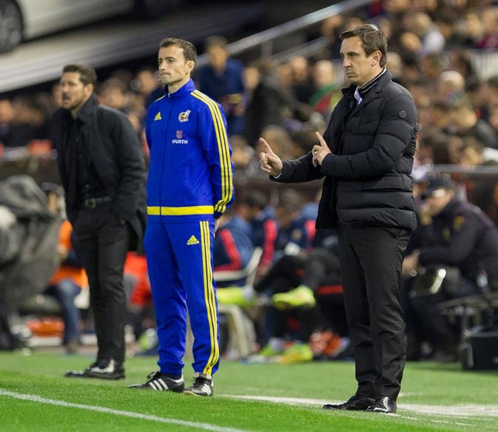 El entrenador británico del Valencia CF Gary Neville (d). EFE/Archivo