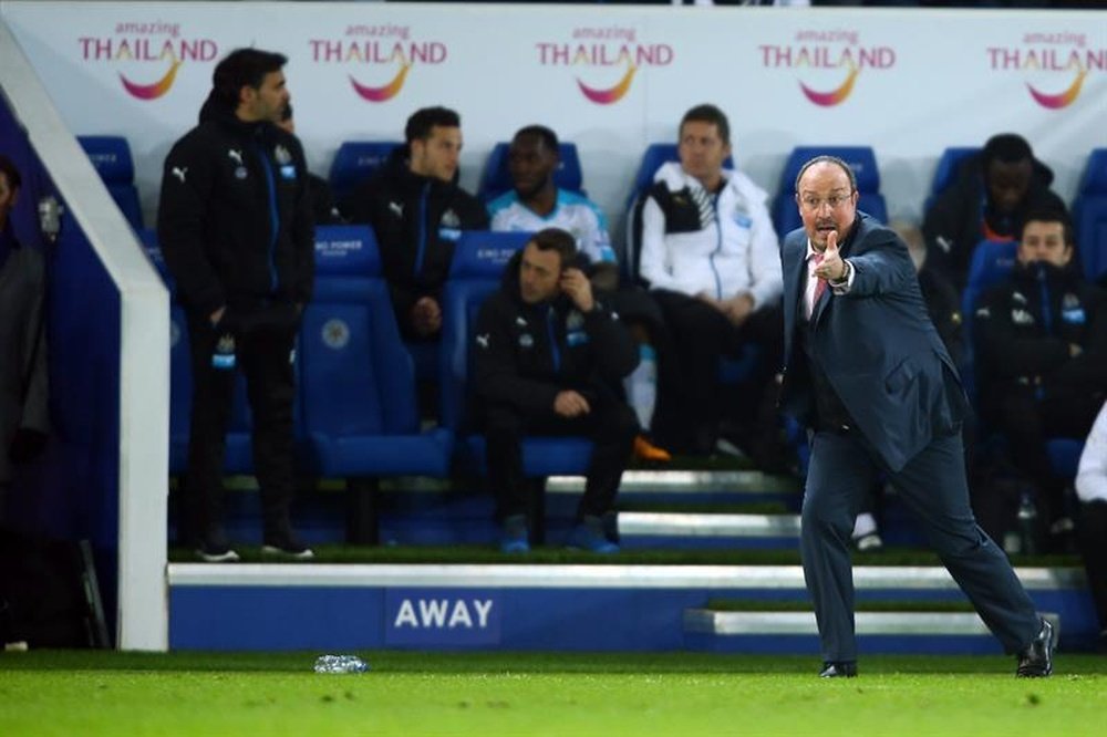 El nuevo entrenador de Newcastle, el español Rafael Benítez gesticula en el partido ante el Leicester City. EFE