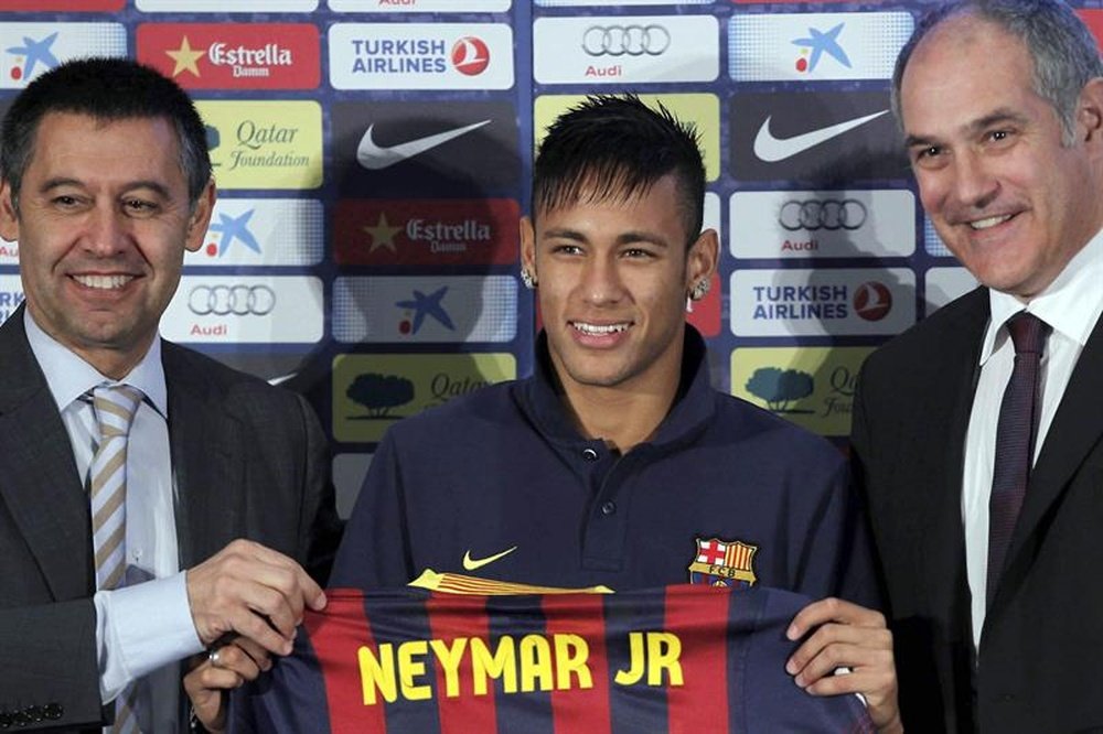 (De i a d) El vicepresidente deportivo, Josep María Bartomeu; el jugador brasileño Neymar da Silva; y el director deportivo, Andoni Zubizarreta posan tras la presentación el 3 de junio de 2013,  en Barcelona como nuevo futbolista azulgrana. EFE/Archivo