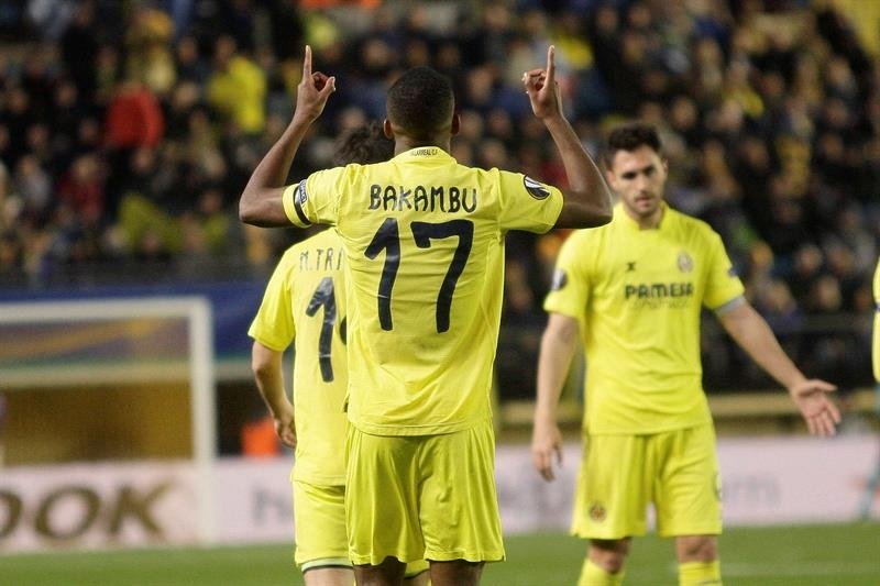 El delantero congoleño del Villarreal, Cédric Bakambu, celebra el segundo gol del equipo castellonense, durante el encuentro correspondiente a la ida de los octavos de final de la Liga Europa, que disputaron frente al Bayer Leverkusen. EFE