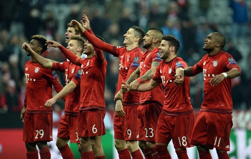 Los jugadores del Bayern Múnich celebran tras vencer a Juventus, en el juego de octavos de final de la Liga de Campeones que se disputó en Múnich, Alemania. EFE