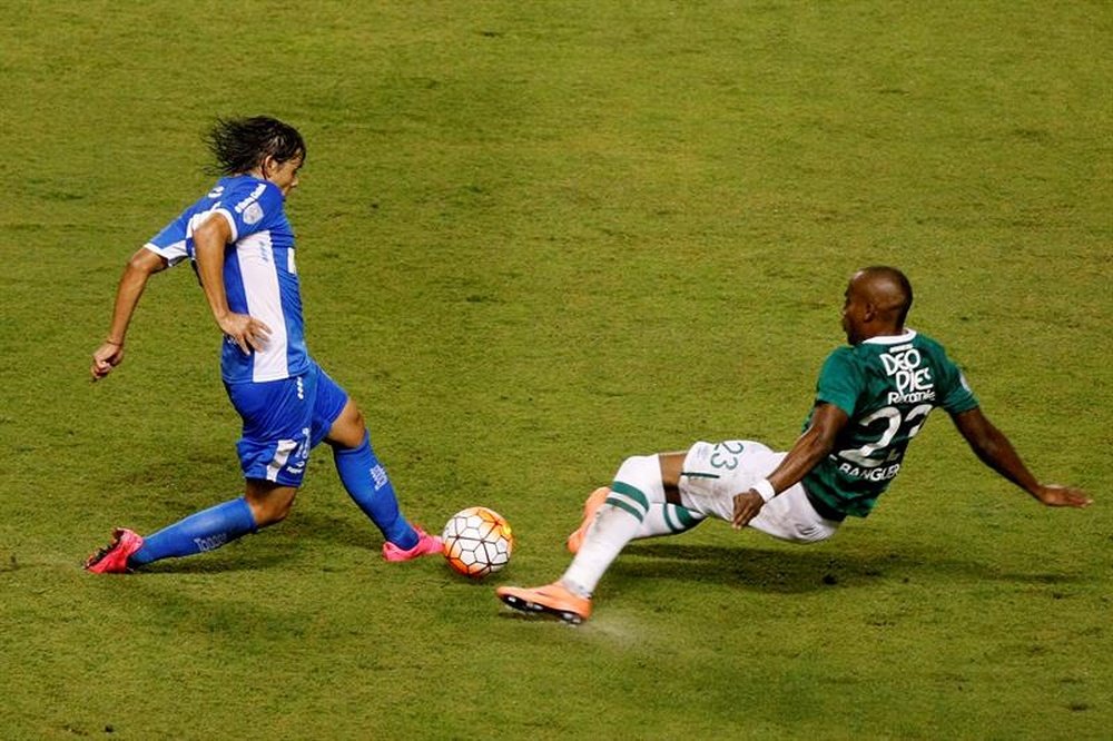 El jugador del Racing Oscar Romero (i) lucha un balón contra Felipe Banguero (d), del Deportivo Cali durante un partido de la Copa Libertadores realizado en el estadio del Deportivo Cali en Palmira (Colombia). EFE