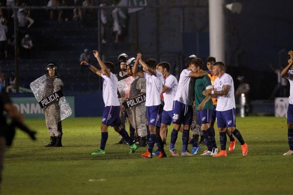 Jugadores del club Nacional de Uruguay fueron registrados este jueves al festejar su triunfo 1-0 sobre el Palmeiras de Brasil, tras un partido del grupo 2 de la Copa Libertadores, en el estadio Gran Parque Central de Montevideo (Uruguay). EFE
