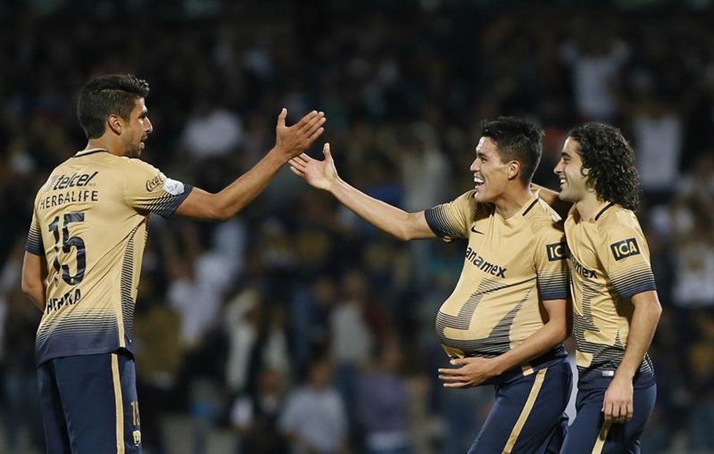 El jugador de Pumas de México José Ruiz (c) celebra con Eduardo Herrera (i) y Matías Britos (d) una anotación ante el Táchira de Venezuela durante un partido de la Copa Libertadores realizado en el estadio Olímpico Universitario, en Ciudad de México (México). EFE