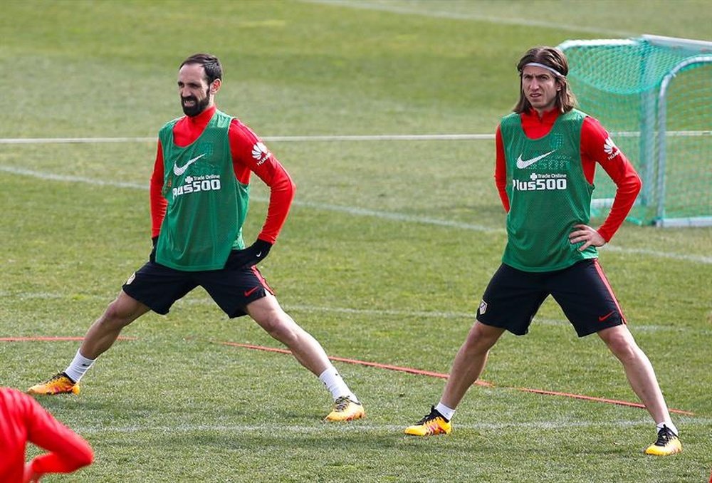 Juanfran et Felipe, deux Colchoneros en attente. EFE