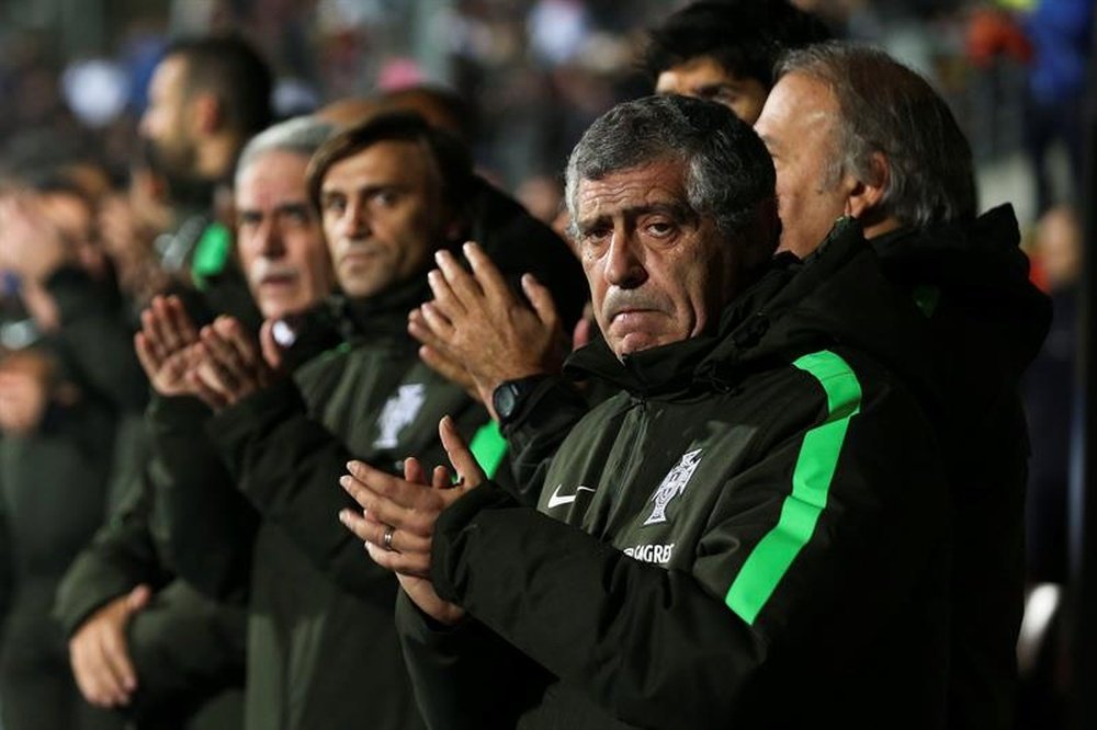 El director técnico de Portugal, Fernando Santos (d) aplaude antes del partido amistoso entre Luxemburgo y Portugal, disputado en el estadio Josy Barthel, en Ciudad de Luxemburgo, Luxemburgo. EFE/Archivo