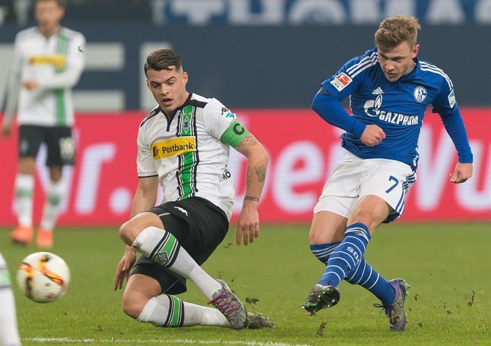 El jugador del Schalke Max Meyer (d) junto al jugador Granit Xhaka del Borussia Monchengladbach. EFE
