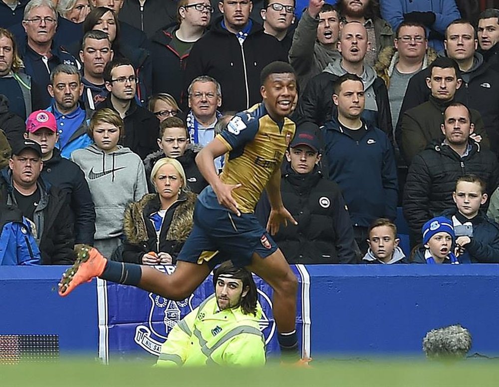 El jugador del Arsenal Alex Iwobi celebra el segundo gol de su equipo durante el partido de la Premier League que han jugado Everton y Arsenal en Goodison park, Liverpool, Reino Unido. EFE/EPA