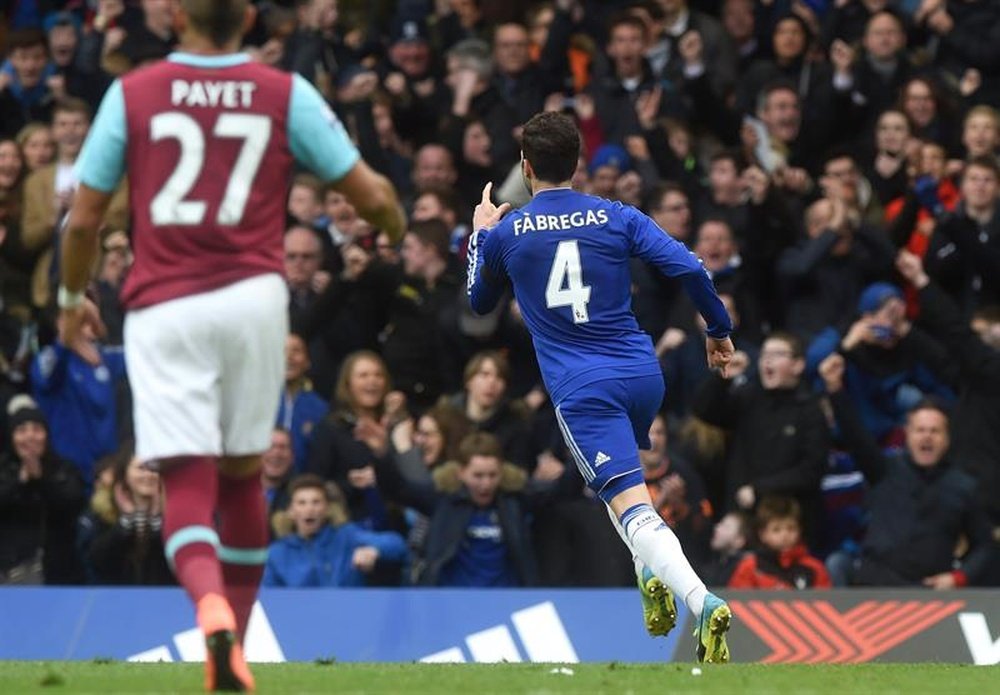 El centrocampista del Chelsea Cesc Fabregas (d) celebra uno de sus dos goles al West Ham United en Stamford Bridge, Londres, Reino Unido. EFE/EPA