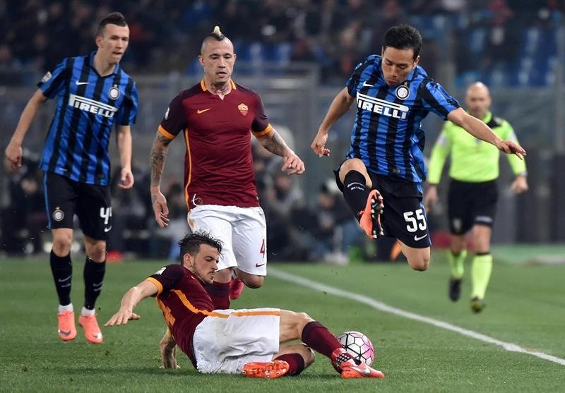 El lateral del AS Roma Alessandro Florenzi (c) sale al corte ante el defensa del FC Inter Yuto Nagatomo durante el partido de la Serie A que han jugado AS Roma y FC Inter en el Olímpico de Roma, Italia. EFE/EPA