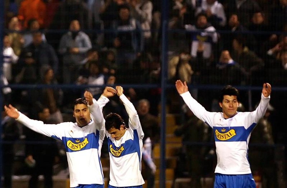 El centrocampista Carlos Espinoza, con un certero cabezazo en el minuto 62, anotó el único gol del partido. En la imagen el registro de otra de las celebraciones de la Universidad Católica de Chile. EFE/Archivo