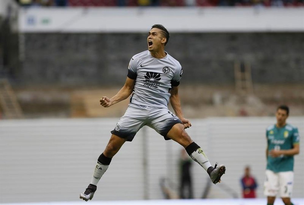 El futbolista colombiano Andrés Andrade, del América de México, fue registrado este sábado al celebrar un gol que le anotó al León de Guanajuato, durante un partido de la jornada 11 del Torneo Clausura del fútbol en México, en el Estadio Azteca de Ciudad de México. EFE