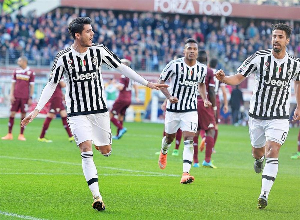 El delantero del Juventus Alvaro Morata (I) celebran el gol con sus compañeros durante el partido de la Serie A que han jugado Torino FC y Juventus FC en el Olímpico de Turín, Italia. EFE/EPA