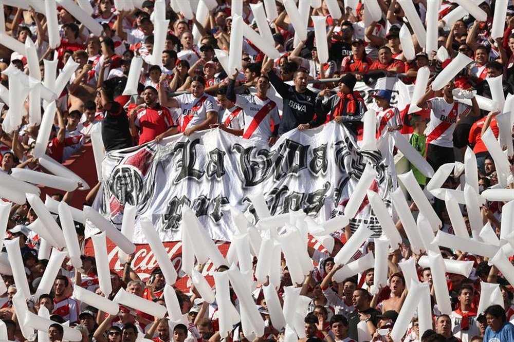 En la imagen un registro de aficionados del River Plate de Argentina. EFE/Archivo