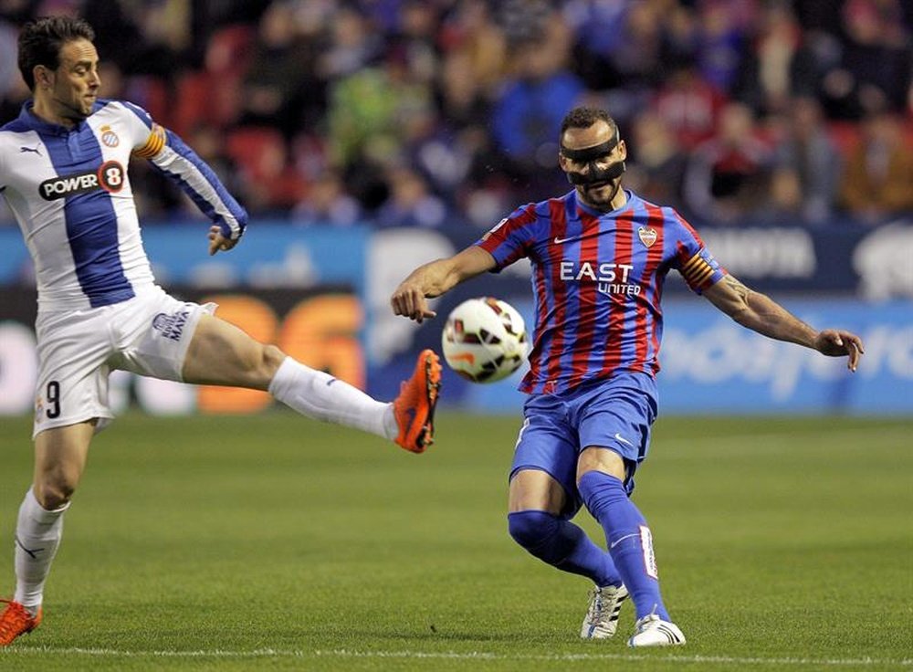 El defensa del Levante Juanfran García (d) disputa un balón con el delantero del Espanyol Sergio García (i). EFE/Archivo