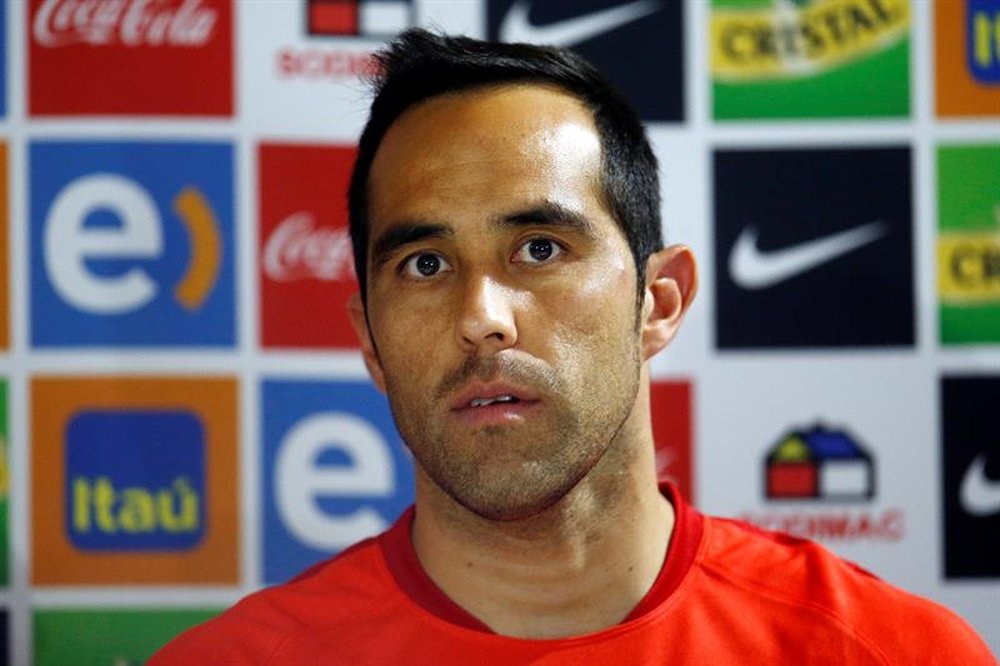Bravo was fuming with the officials in the Uruguay v Chile game. EFE