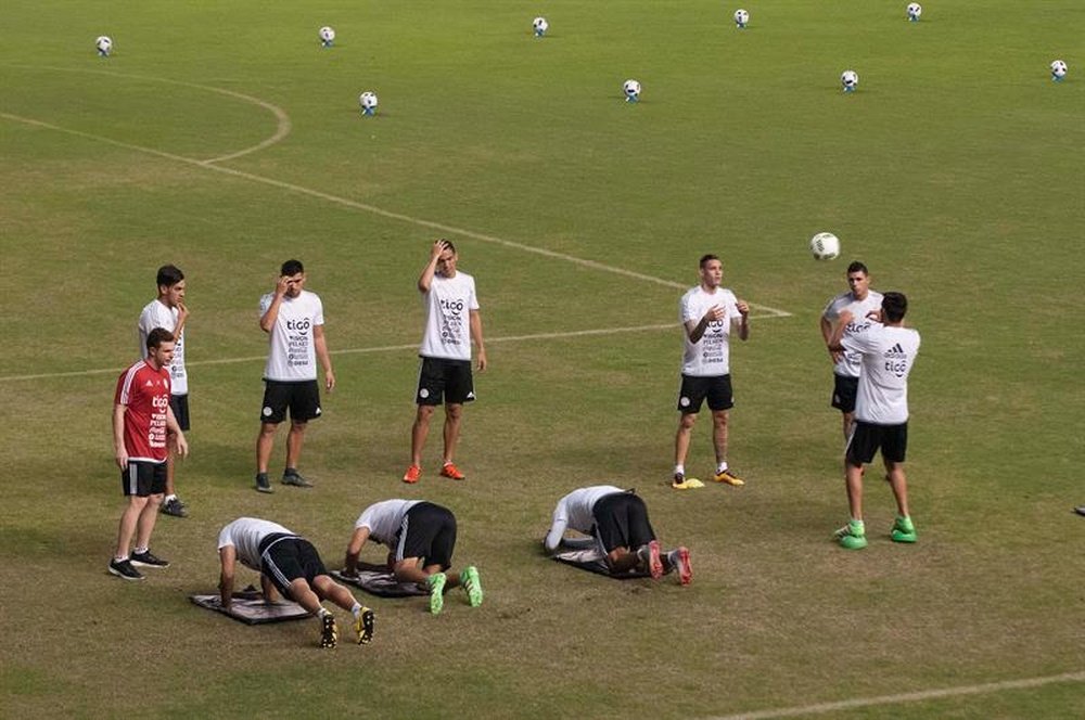 Los jugadores de la selección de fútbol de Paraguay participan en un entrenamiento en el estadio de Barcelona, en Guayaquil (Ecuador). EFE