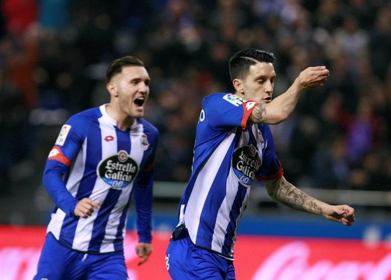 El centrocampista del Deportivo Luis Alberto Romero(d) celebra el gol marcado ante el Levante, el primero del equipo, durante el partido de la trigésima jornada de Liga de Primera División que se juega en el estadio de Riazor, en A Coruña. EFE/Archivo