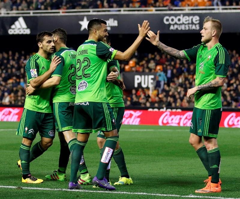Los jugadores del Celta celebran el gol marcado por su compañero, John Guidetti (d) ante el Valencia, el primero del equipo, durante el partido de la trigésima jornada de la Liga de Primera División que se jugó el domingo 20 de marzo de 2016 en el estadio de Mestalla. EFE