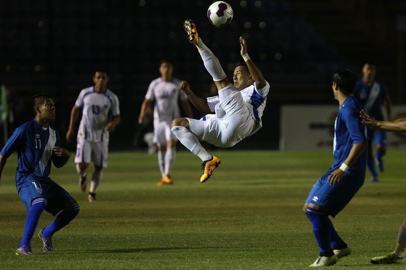 El jugador de la selección de fútbol de El Salvador, Juan Barahona (c) disputa el balón con Mafre Icute (i) de Guatemala, el 2 de marzo de 2016, durante un partido amistoso entre ambas selecciones. EFE/Archivo