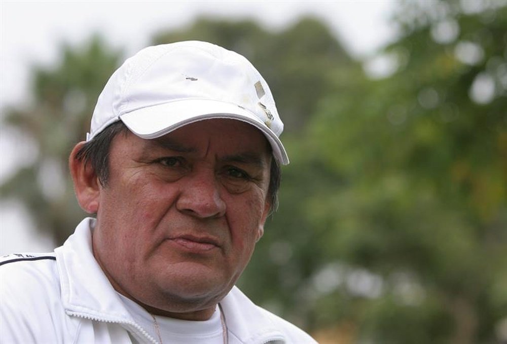 En la imagen, Hugo Cholo Sotil, la legendaria estrella del fútbol peruano y exjugador del FC Barcelona. EFE/Archivo
