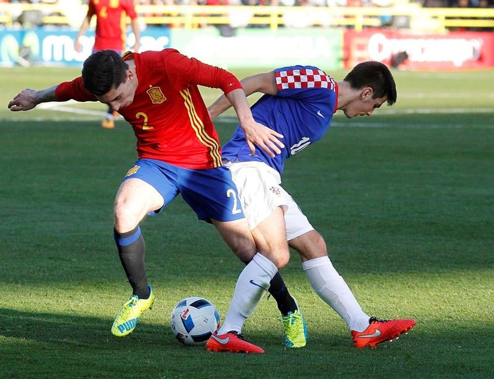 El defensa de la selección española sub21 Héctor Bellerín (i) disputa un balón con el centrocampista de Croacia Ante Coric (d), durante el partido del Grupo 6 de clasificación para la Eurocopa de 2017, que se juega hoy en el estadio de El Plantío, en Burgos. EFE
