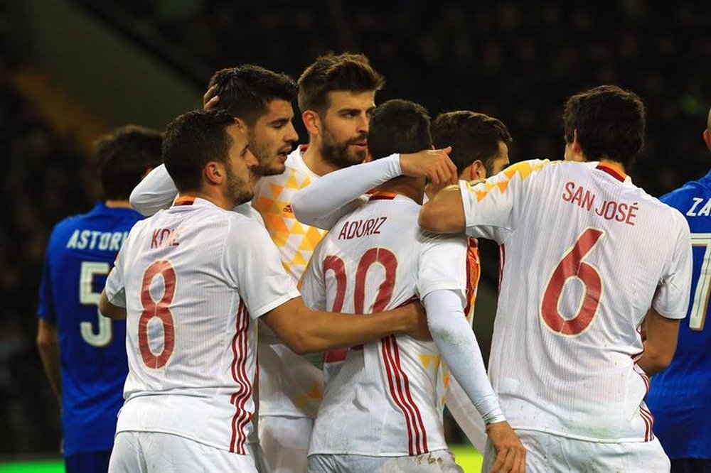 Aritz Aduriz célèbre un but avec ses coéquipiers sous le maillot de la Roja. EFE
