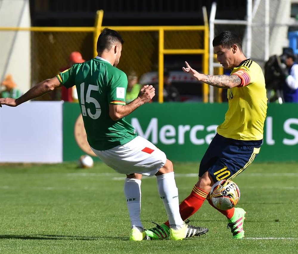 El jugador James Rodríguez (d) de Colombia disputa el balón con Danny Bejarano (i) de Bolivia, este 24 de marzo de 2016, durante un partido en La Paz (Bolivia) por la quinta jornada de las eliminatorias Rusia 2018. EFE