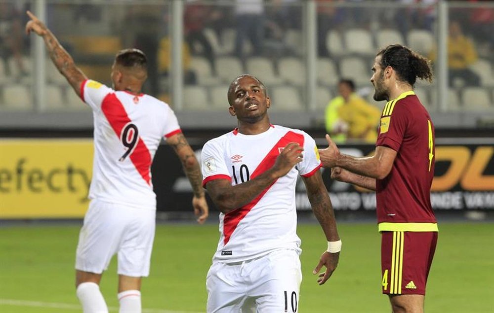 El jugador de Perú Jefferson Farfán (c) se lamenta luego de fallar una ocasión de gol ante Venezuela este jueves, 24 de marzo de 2016, durante un partido de las eliminatorias del mundial Rusia 2018 que se disputa en el estadio Nacional de Lima (Perú). EFE