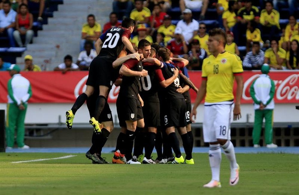 Los jugadores de Estados Unidos celebran un gol ante Colombia durante su partido de ida por el repechaje para los Juegos Olímpicos Río 2016, este 25 de marzo de 2016, en Barranquilla (Colombia). EFE