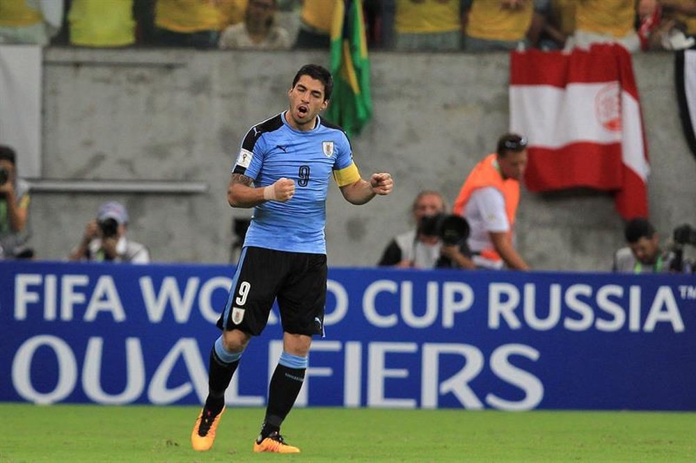 Luis Suarez (c) de Uruguay celebra su gol ante Brasil durante un partido por las eliminatorias sudamericanas del Mundial de Rusia 2018 en la arena Pernambuco en Recife (Brasil). EFE