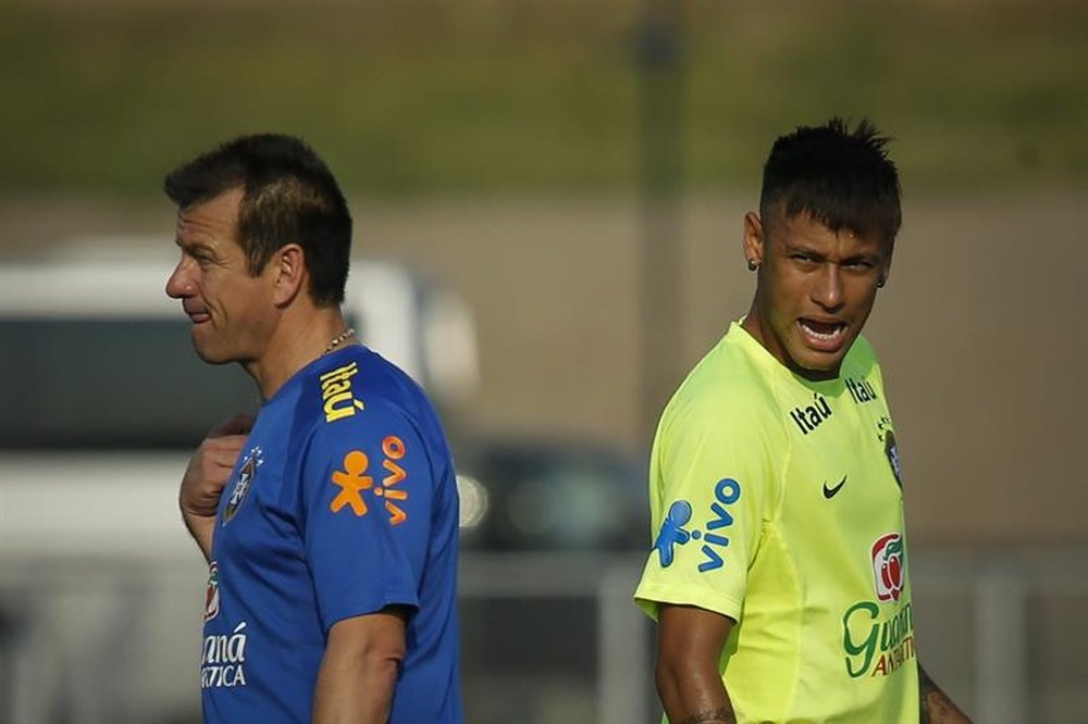 En la imagen, el jugador brasileño Neymar Jr (d), junto a el entrenador Dunga (i). EFE/Archivo