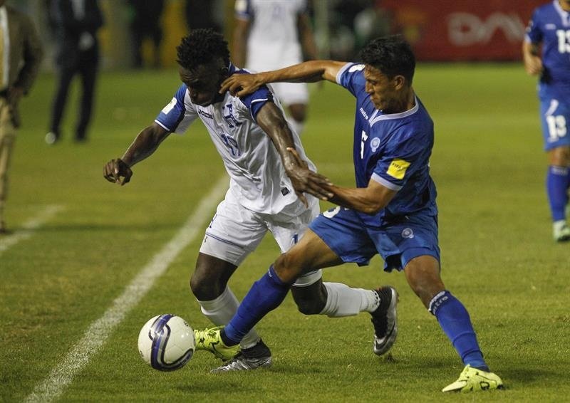 Alberth Elis (i) de Honduras disputa un balón con Alexander Mendoza (d) de El Salvador el pasado viernes, durante un partido del grupo A de las eliminatorias de la Concacaf al Mundial de Rusia 2018 celebrado en el Estadio Cuscatlán en San Salvador (El Salvador). EFE