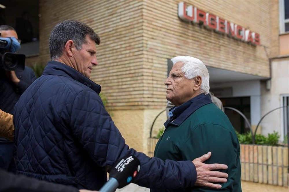 El presidente del club de fÚtbol de El Palo, Juan Godoy(d), habla con el presidente del club del Alhaurín de la Torre B, Paco Flores(i), a las puertas del hospital Carlos Haya de Málaga al que fue trasladado el jugador de 24 años del equipo del Alhaurin de la Torre B tras ser apuñalado al término del partido en el campo de fútbol malagueño del Palo. EFE/Archivo
