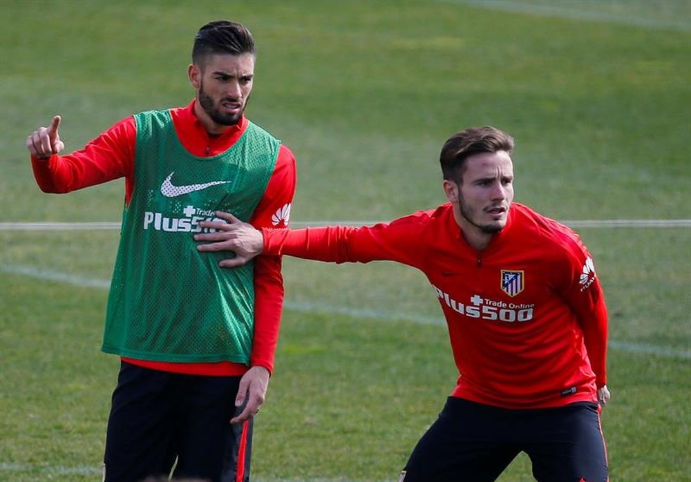 Los jugadores del Atlético de Madrid Yannick Carrasco (i) y Saúl Ñíguez, durante un entrenamiento realizado en Majadahonda. EFE