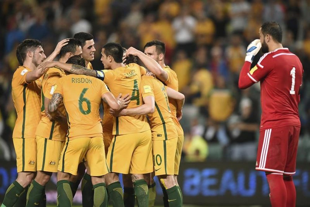 El jugador australiano Tim Cahill celebra con sus compañeros su segundo gol, durante el partido entre Australia y Jordania de la fase de clasificación del grupo B para la Copa Mundial de 2018 disputado en el Sydney Football Stadium de Sídney (Australia). EFE