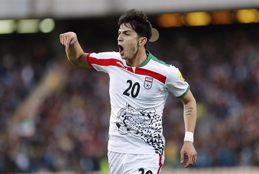 El jugador de Irán Sarda Azmoun celebra el gol conseguido ante Omán, durante el partido clasificatorio para el Mundial de Rusia 2018 disputado en el estadio Azadi de Teherán, Irán. EFE