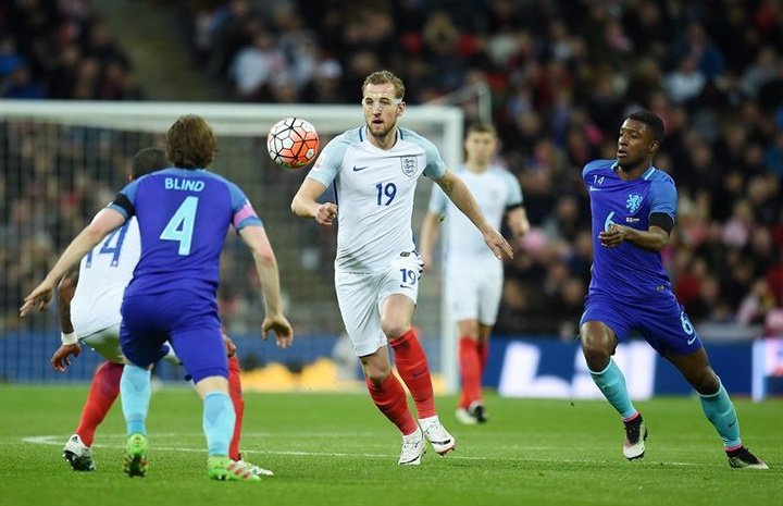 Inglaterra se derrumba en la segunda parte y permite a Holanda homenajear a Cruyff con victoria