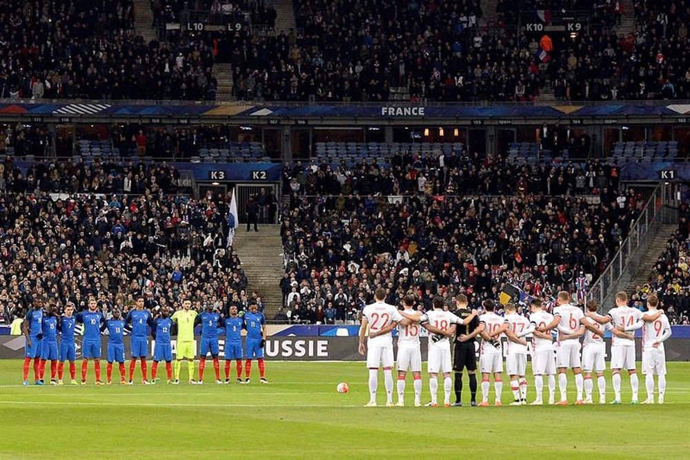 Jugadores de Francia y Rusia durante un minuto de silencio por los atentados del pasado 22 de marzo den Bruselas hoy, martes 29 de marzo de 2016, antes de un juego amistoso en el estadio Stade de France de Saint-Denis, cerca a París (Francia). EFE