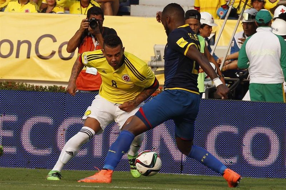 El jugador colombiano Edwin Cardona (i) disputa el balón con el ecuatoriano Gabriel Achilier (d) durante un partido entre Colombia y Ecuador por las eliminatorias al mundial de fútbol Rusia 2018, en el Estadio Metropolitano de Barranquilla (Colombia). EFE
