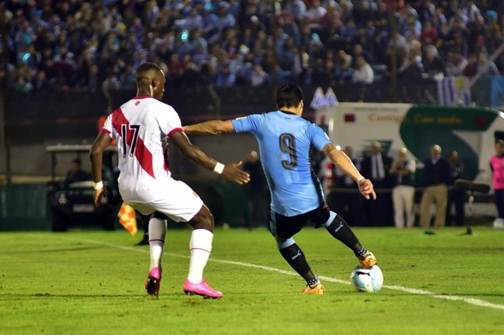 Luis Advíncula tendrá que marcharse del conjunto argentino. EFE/Archivo