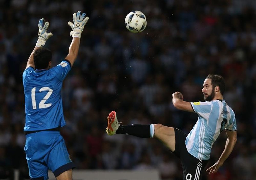 Higuaín acumula errores en finales que han lastrado a Argentina. EFE