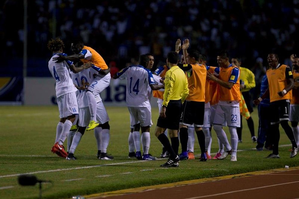 Futbolistas de la selección nacional de Honduras fueron registrados al celebrar un gol anotado a El Salvador, durante un partido por las eliminatorias de la Concacaf al Mundial FIFA de Rusia 2018, en el Estadio Olímpico de San Pedro Sula (Honduras). EFE