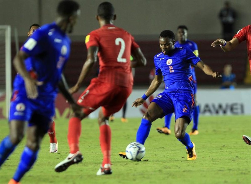 Roderick Miller (c) de Panamá ante Jean Sony Alcenat (d) de Haití durante un partido de las eliminatorias para la Copa Mundial Rusia 2018 en Ciudad de Panamá. EFE