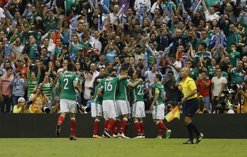 Jugadores de la selección mexicana de fútbol fueron registrados al celebrar un gol anotado a Canadá, durante un partido del grupo A de la eliminatoria de la Concacaf rumbo al Mundial FIFA de Rusia 2018, en el Estadio Azteca de Ciudad de México. EFE