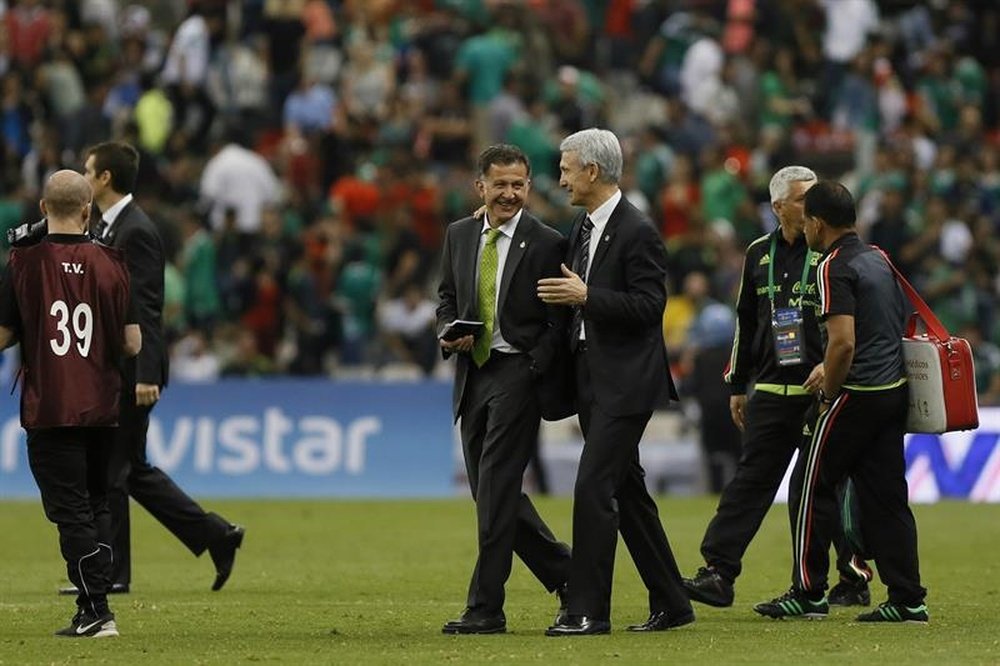 El entrenador de México Juan Carlos Osorio (c) habla con su homologo de Canadá Benito Floro (3-d) al final del partido del grupo A de la eliminatoria de la Concacaf rumbo al Mundial de Rusia 2018 realizado en el Estadio Azteca, en Ciudad de México. EFE