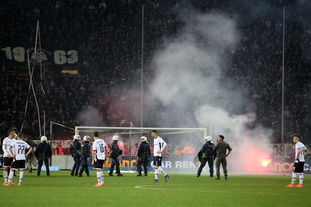 Policías antidisturbios en el partido entre el PAOK y el Olympiacos en Salónica (Grecia). EFE/Archivo