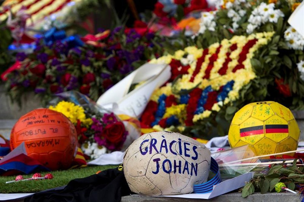 Detalle de los muchos recuerdos que los aficionados del FC Barcelona han dejado en el memorial de Johan Cruyff, en el estadio Camp Nou. EFE/Archivo