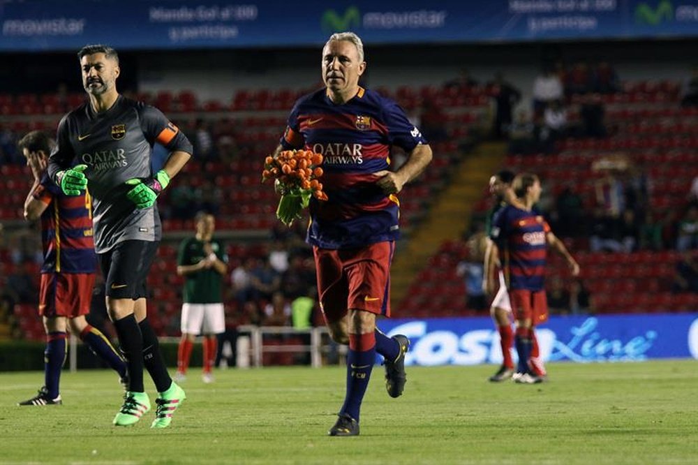 El exfutbolista búlgaro del FC Barcelona Hristo Stoichkov sostiene un ramo de flores hoy, viernes 1 de abril de 2016, durante un partido de Leyendas ante exjugadores de México en el estadio La Corregidora de la ciudad mexicana de Querétaro. EFE